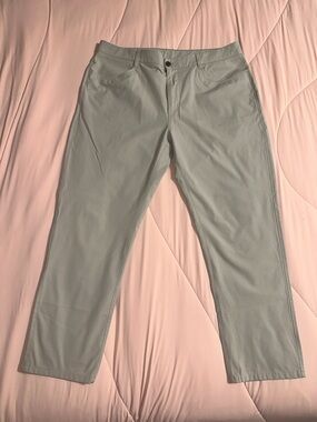 The Vuori Meta Pant 36x27 light gray